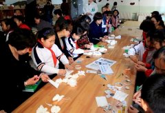 小学生制作环保小花寄哀思