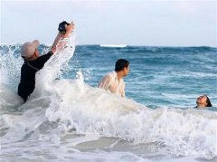 你造吗？每张唯美婚纱照的背后都有位拼命摄影师(图)