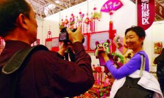 非遗博览会市民热情高 虎头帽勾儿时美好记忆/图