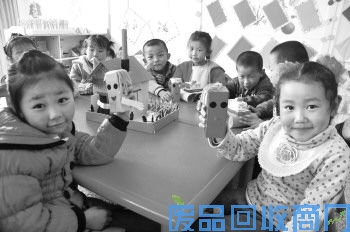 废旧纸壳变创意品