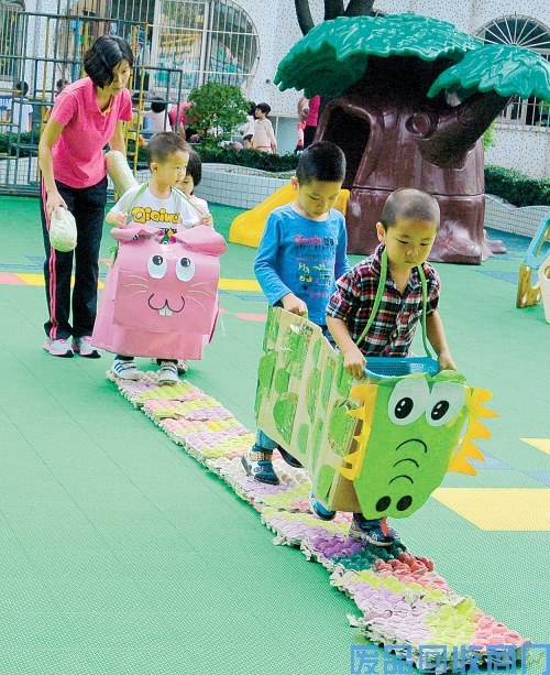 开着“动物搬运车”
,沿着“蛋壳轨道”,出发