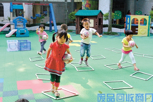 小格子,都是用旧报
纸做的哦,这可是“百变报纸杆”,好多种玩法呢