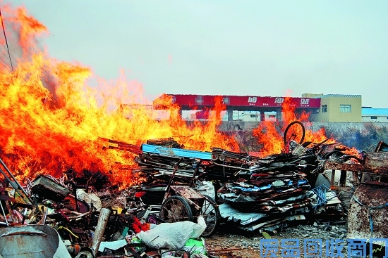 废品回收回收站着火，危及附近加油站：险酿悲剧（配图）
