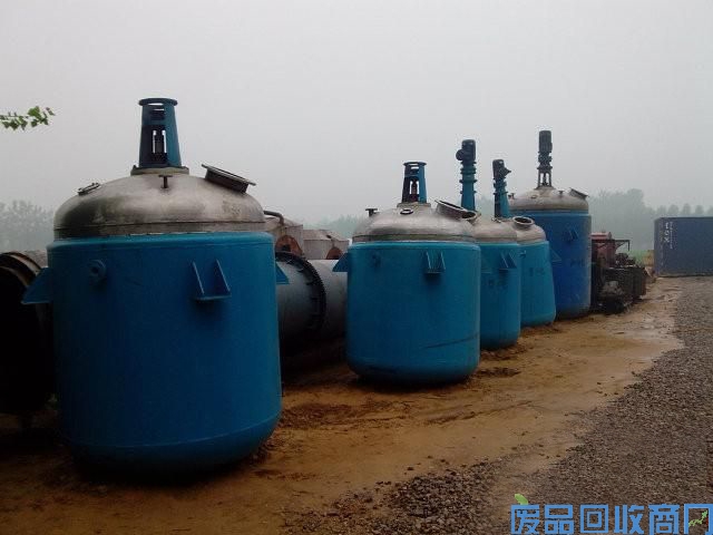 二手不锈钢反应釜回收图