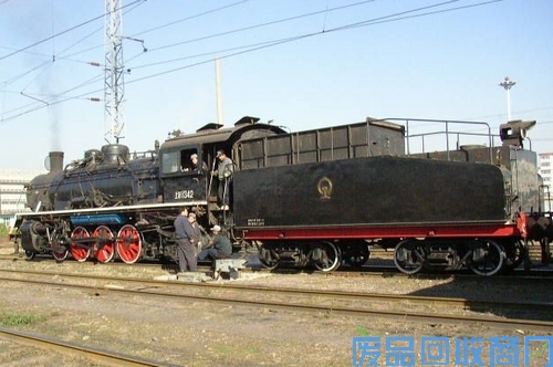老旧火车头图1