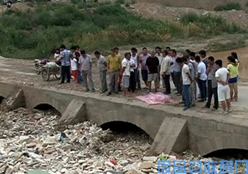 延长妇女河边捡废品不幸溺水身亡图