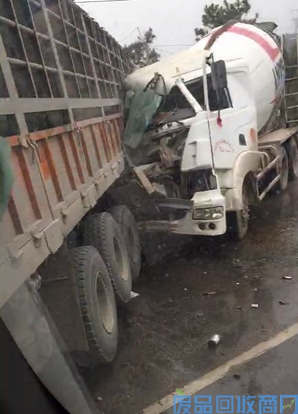 突发！国道324线兴业路段一大货车与水泥罐车发生碰撞，现场惨烈！