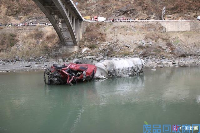 四川广元水泥罐车拐弯车速过快 冲下10多米高大桥致2人死亡