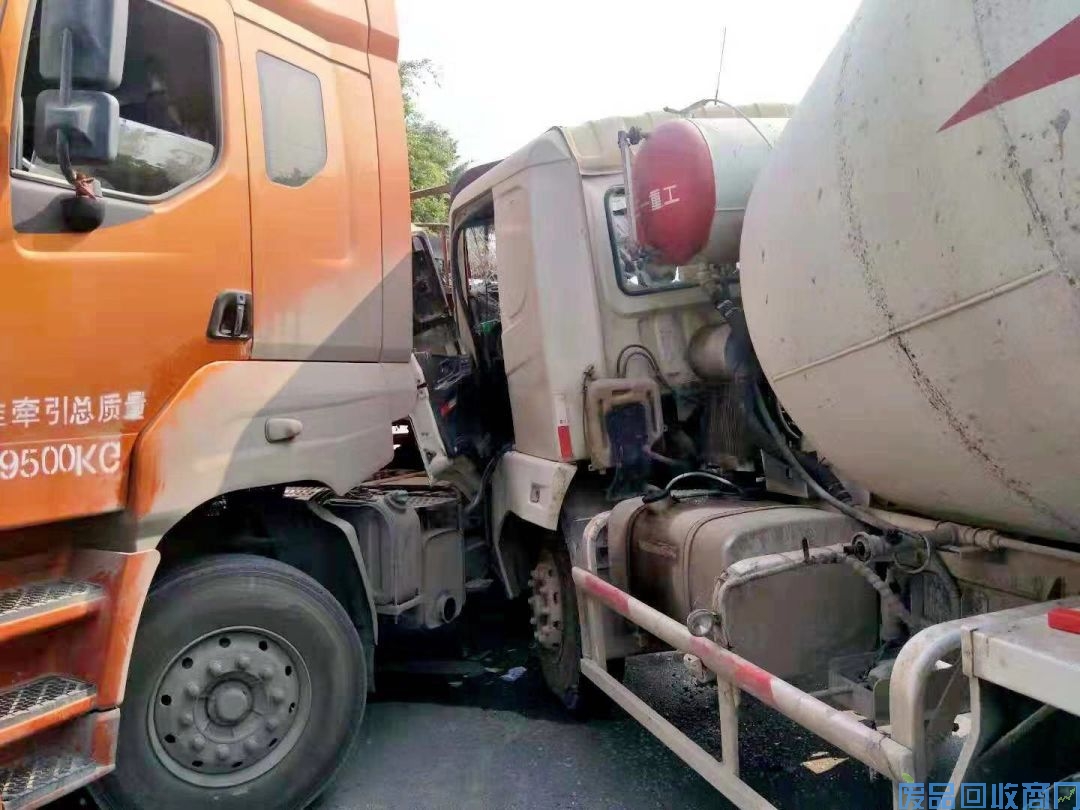 柳州一辆水泥罐车失控冲撞对向车道的大货车！涉事司机：刹车失灵，往左打方向盘