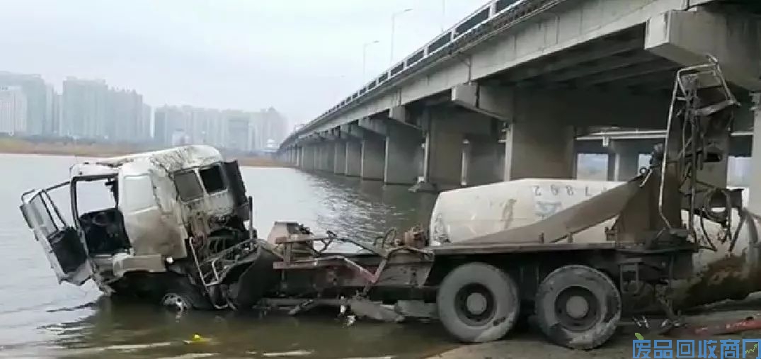【路滑】大车事故频发！今晨一水泥罐车冲破公路大桥护栏坠入桥下，车罐分离