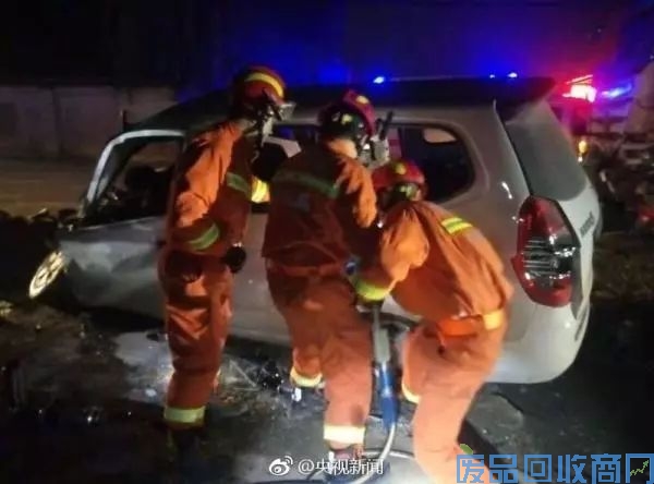 事故快报 | 陕西西安发生水泥罐车与超载面包车相撞事故致10死2伤