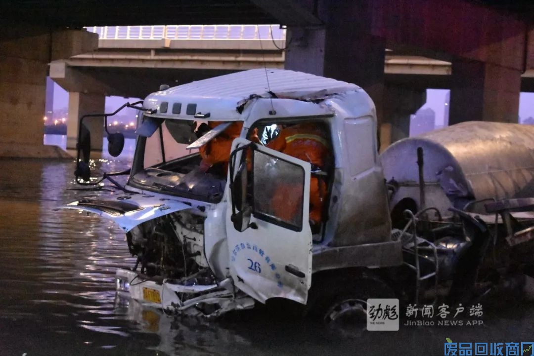 今日凌晨哈尔滨一水泥罐车坠桥驾驶员获救受轻伤插图2