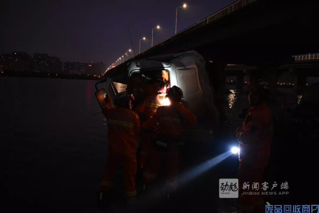 今日凌晨哈尔滨一水泥罐车坠桥驾驶员获救受轻伤插图3