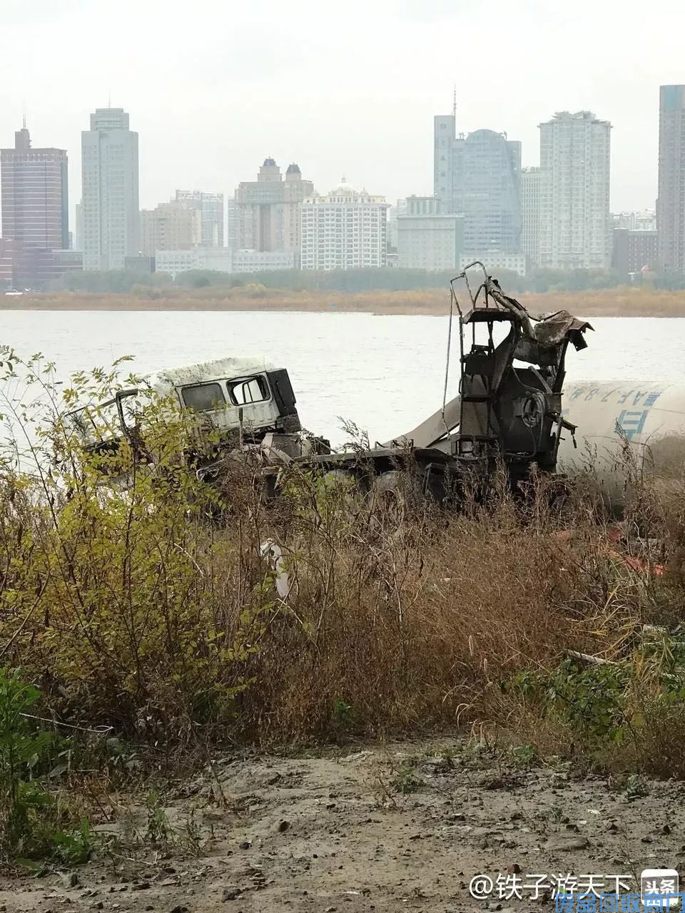 今日凌晨哈尔滨一水泥罐车坠桥驾驶员获救受轻伤插图5
