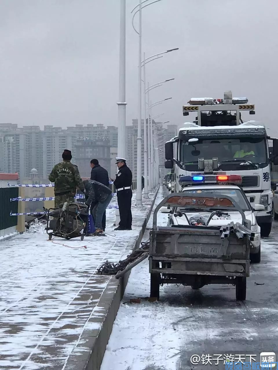 今日凌晨哈尔滨一水泥罐车坠桥驾驶员获救受轻伤插图6
