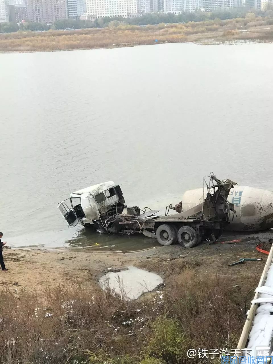 今日凌晨哈尔滨一水泥罐车坠桥驾驶员获救受轻伤插图4