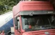 博罗柏塘：水泥罐装车失控撞向民居，监控拍下惊险一幕