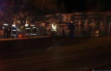 水泥罐车深夜侧翻 达州消防成功救出一名被困人员