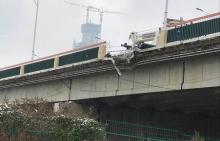 突发！今晨一水泥罐车冲破公路大桥护栏坠入桥下，车罐分离...（视频）