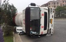 惨烈！水泥罐车侧翻压扁粤S小车，警方最新通报！