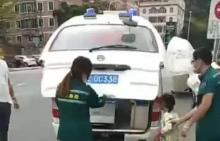 【远离致命盲区】事发南安，一水泥罐车压着电动车推行数米，万幸的是……