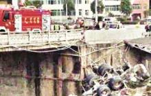 当心！德化土坂一水泥罐车侧翻坠桥！经过此路段，一定谨慎慢行！