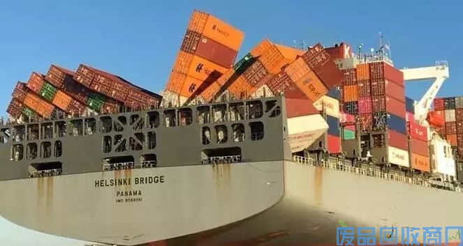 刚刚！一满载中国货物的集装箱船，集装箱倒塌、落海！