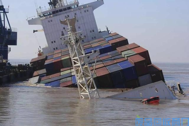 一艘集装箱船在港口突然翻沉，船员主要为印度籍