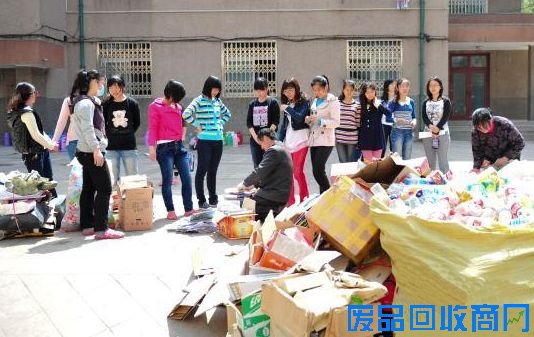 沈阳大学中女大学生正在卖废品