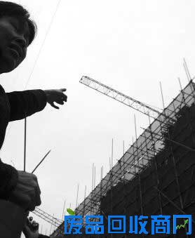 知情人正在描述事故现场