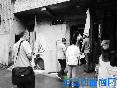 执法人员正在进行排查