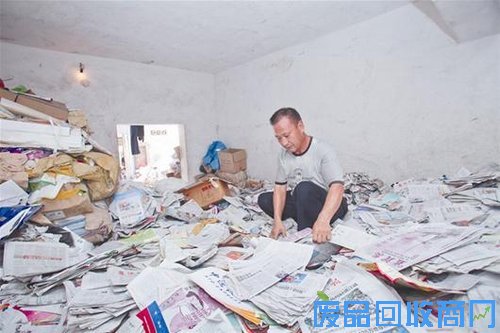 废纸堆积如山的仓库