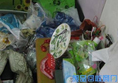 废品堵住地下室