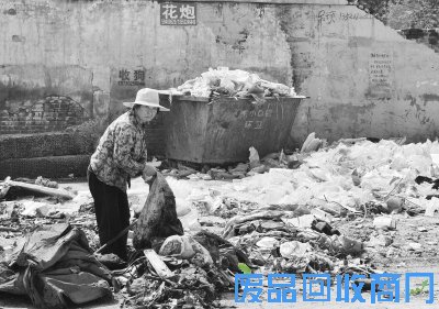 城市中的美化者正在拾荒