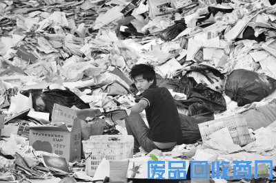 拾荒者在对废纸进行分类