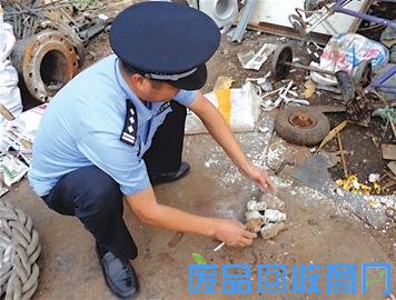 民警正在检查手雷