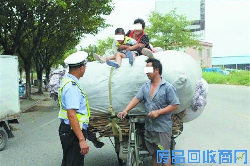 警察劝下废品回收者