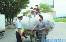 交警劝下：废品回收大家庭