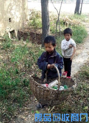 捡废品的小兄妹