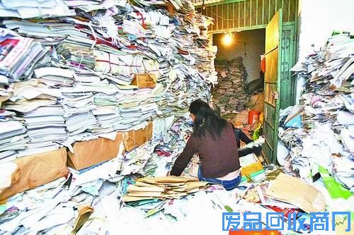 图为宋桂芳在收拾废纸