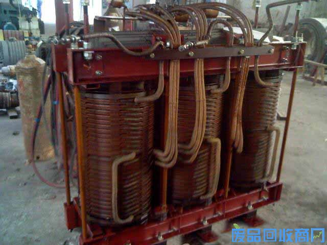 拆解后的变压器铁芯