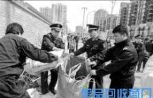 “霸气”城管对“霸气”废品回收站进行废品占道清理