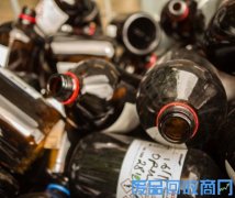 千万只废旧玻璃瓶“搬家”影响了交通状况