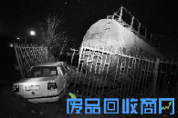 火车罐车“溜车”将轿车推跑