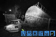 火车罐车“溜车”将轿车推跑