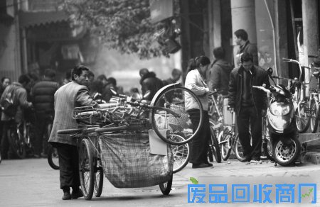 旧物中淘出的废旧自行车图