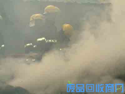 废品回收站突发大火