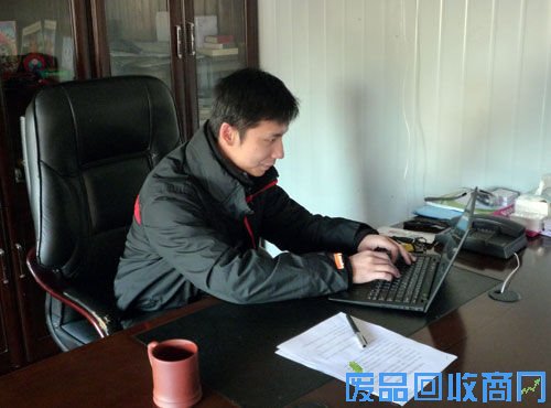 李震在简易的办公室上网查询废旧价格